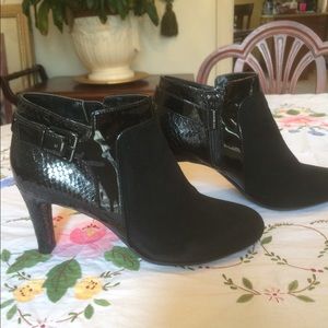 Bandolino Ankle Booties Black Suede and Patent 7